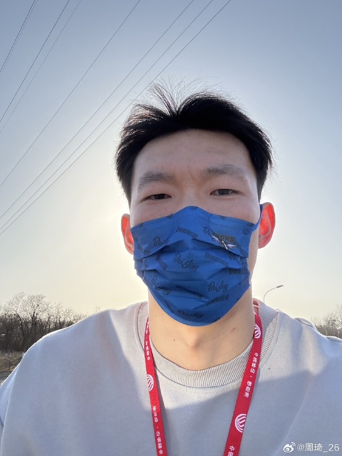 悠閑!周琦騎京牌電動車出行:太陽出來了 開京牌兜兜風!