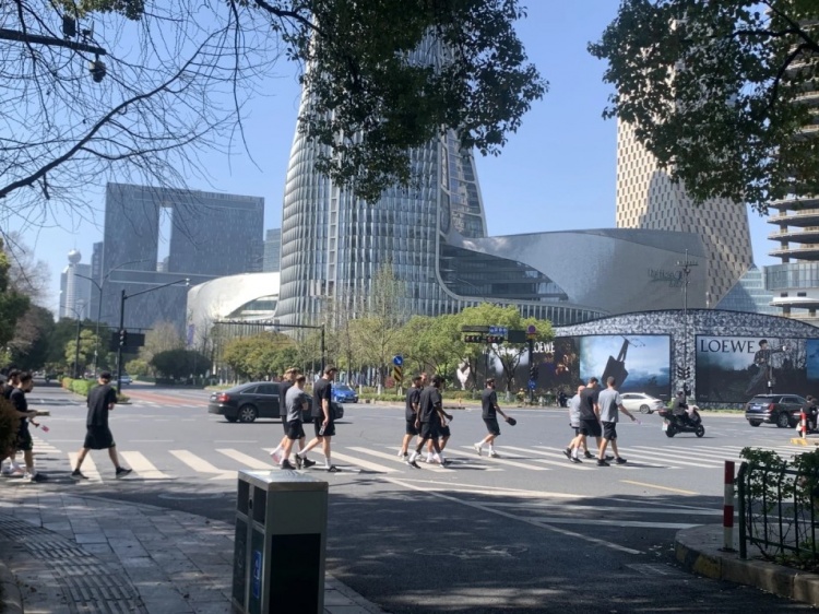 心態(tài)放松,有網友拍到澳大利亞隊早上在萬象城citywalk